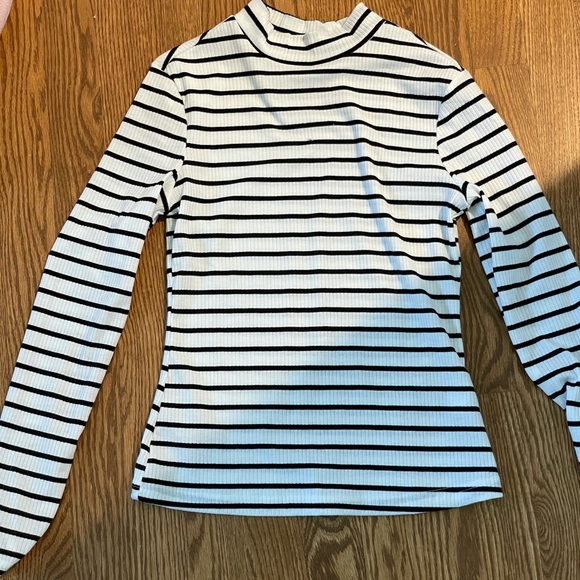 Shein black and white long sleeve tee - Picture 2 of 3